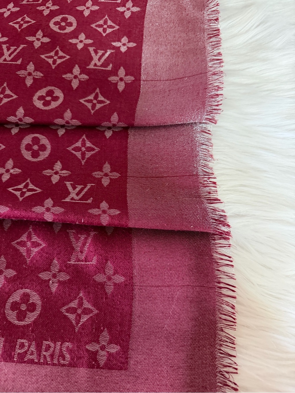 Louis Vuitton Burgundy Monogram Shine Shawl Scarf. - Picture 7 of 11